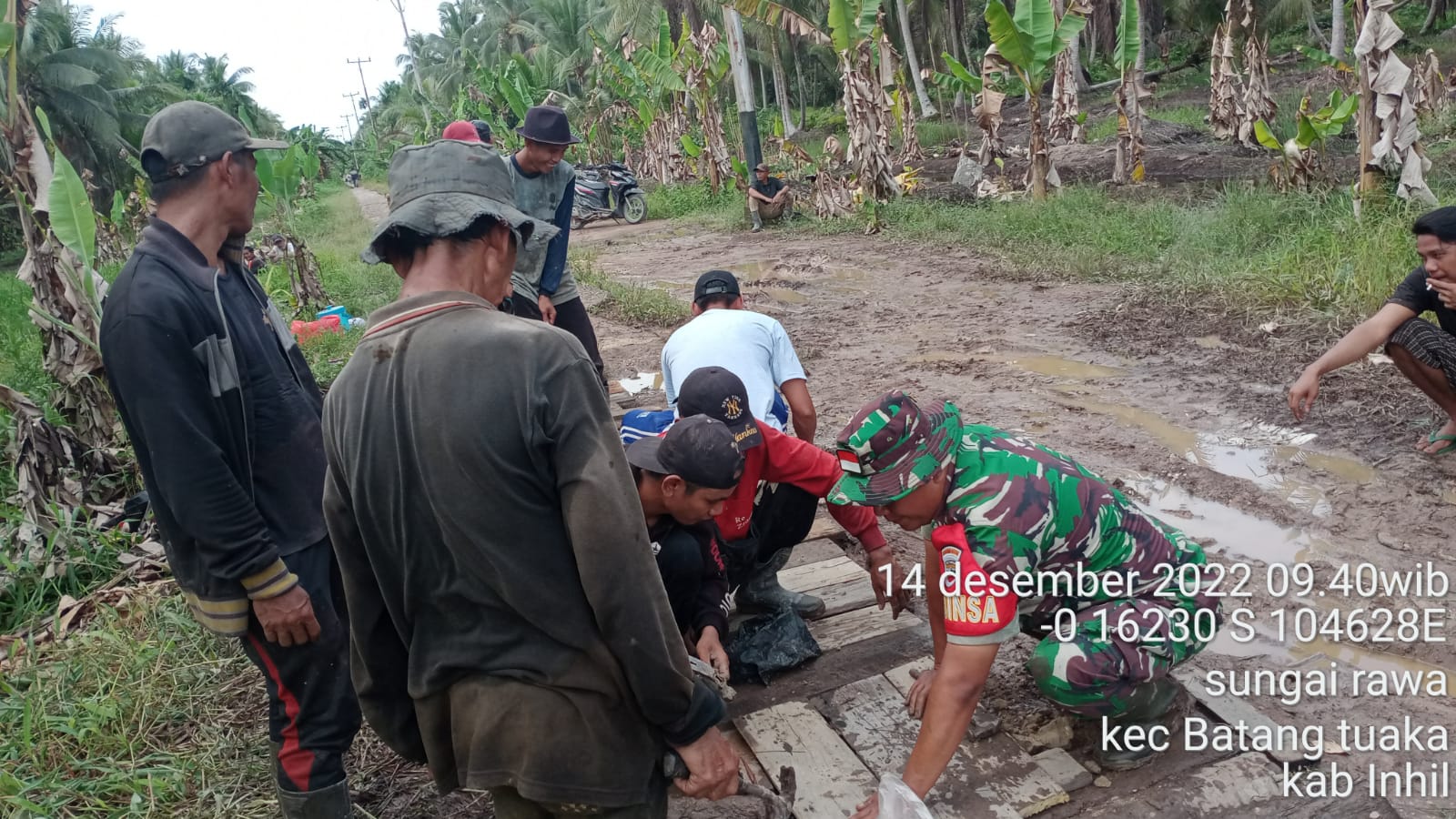 Serda Sukiran Memperbaiki Jalan Bersama Masyarakat