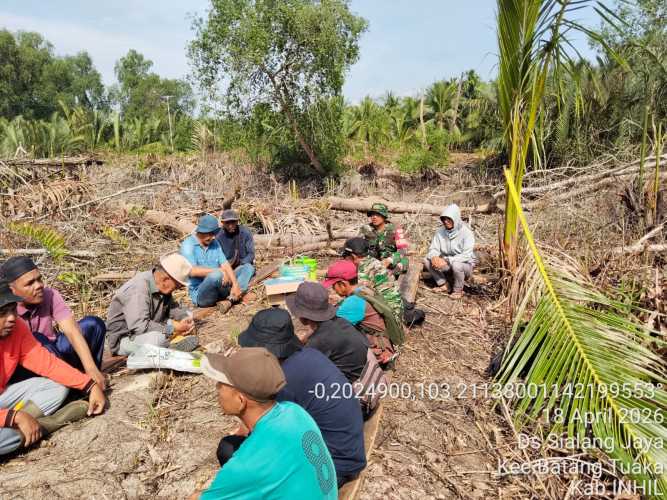Babinsa Koramil 12/Batang Tuaka Prakarsai Gotong Royong Perbaikan Jembatan Penghubung Desa