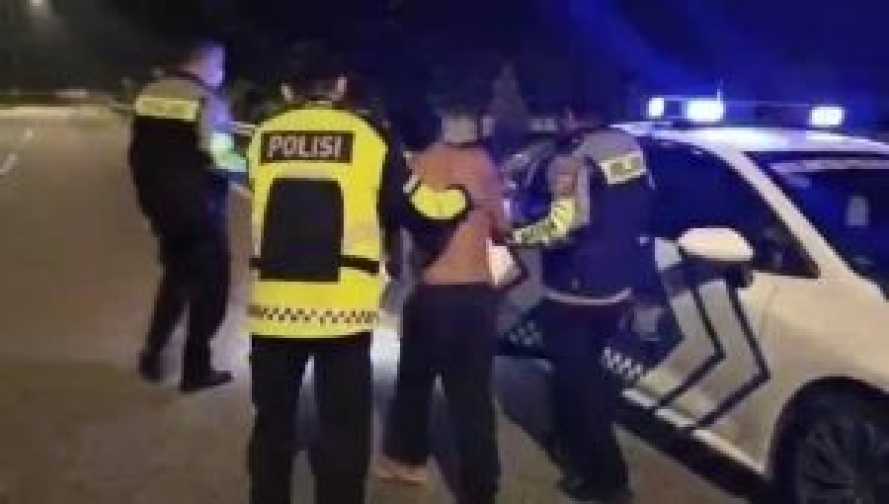 Lagi Patroli, Polisi Evakuasi Sopir Sakit Ginjal dari Pikap Tanpa Nopol ke Mobil Patroli