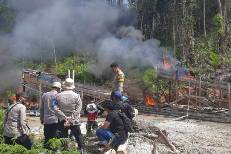 Operasi Tambang Emas Ilegal di Inhu, 10 Rakit Langsung Dimusnahkan