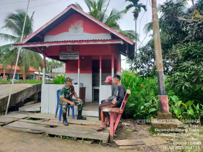 Berikan Pemahaman, Babinsa Koramil 12/Batang Tuaka Komsos di Kampung Pancasila