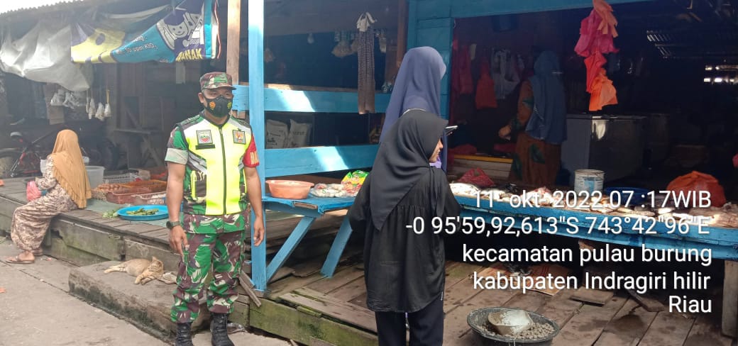 Serda Supardiyanto Babinsa Koramil 11/Pulau Burung  Membuka Akses Protokes Kepada  Pedagang