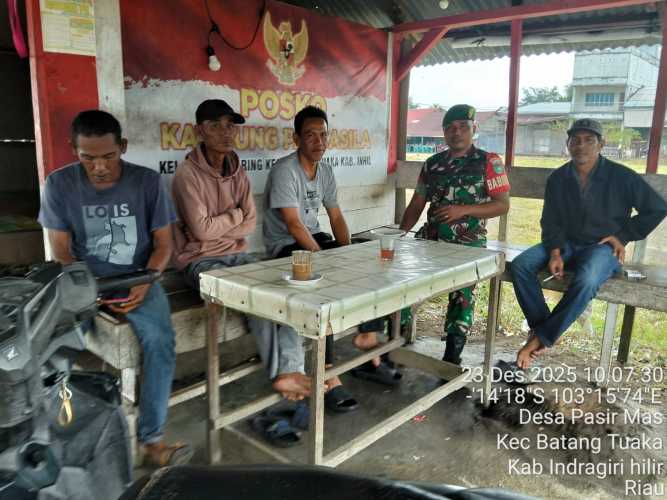 Babinsa Koramil 12/Batang Tuaka Perkuat Konsolidasi Sosial Kampung Pancasila di Desa Pasir Mas