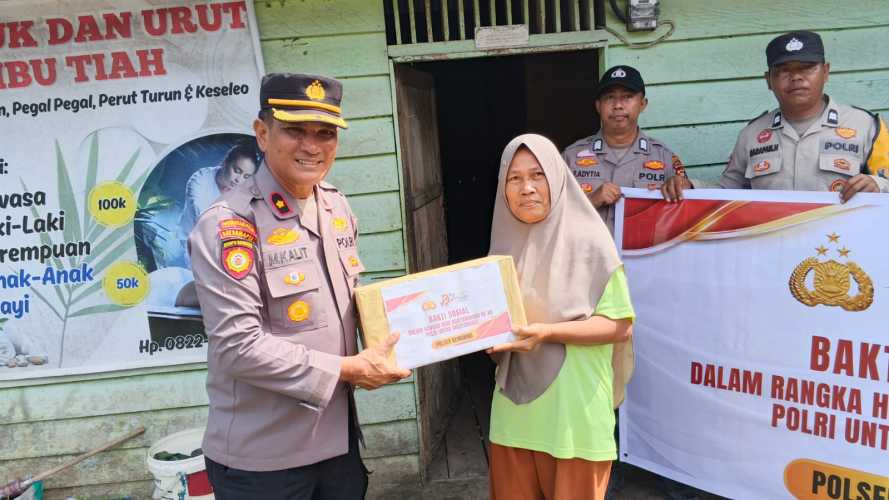 Polsek Kemuning Salurkan Sembako kepada Warga dalam Rangka Hari Bhayangkara ke-80