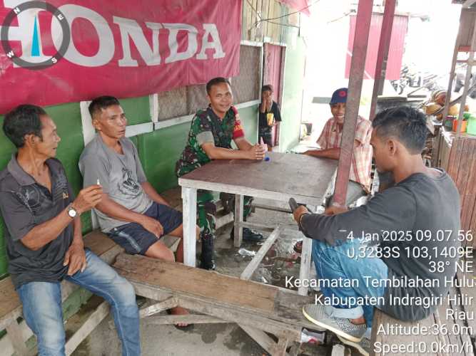 Babinsa Gelar Komsos, Perkuat Hubungan dengan Buruh Bongkar Muat