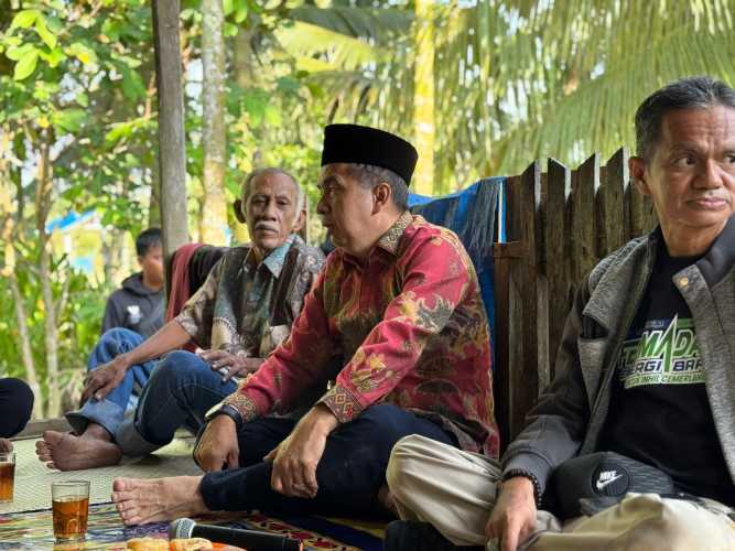 Program Tiga Desa Satu Ekskavator, Angin Segar Bagi Petani Kelapa di Indragiri Hilir