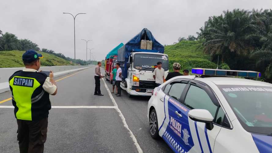 PJR Tangkap Pelaku Pengeroyokan Sopir Truk di Tol Pekanbaru-Dumai