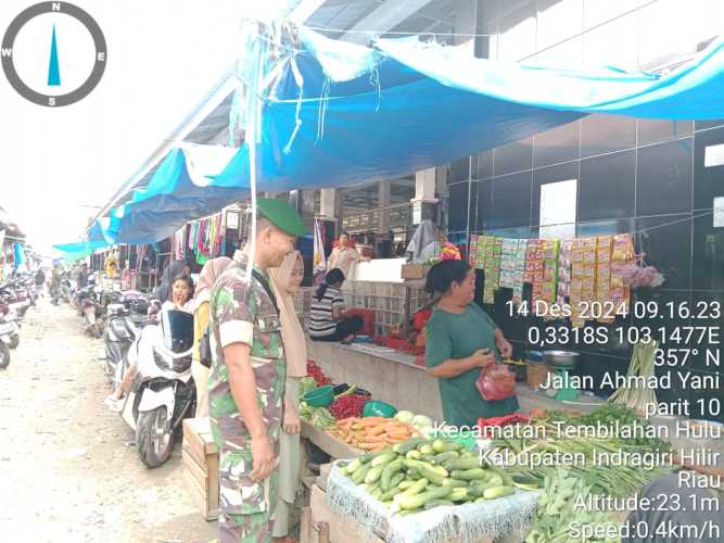 Operasi Komsos: Babinsa Koramil 01/Tbh Pastikan Keamanan dan Kebersihan Pasar Kayu Jati