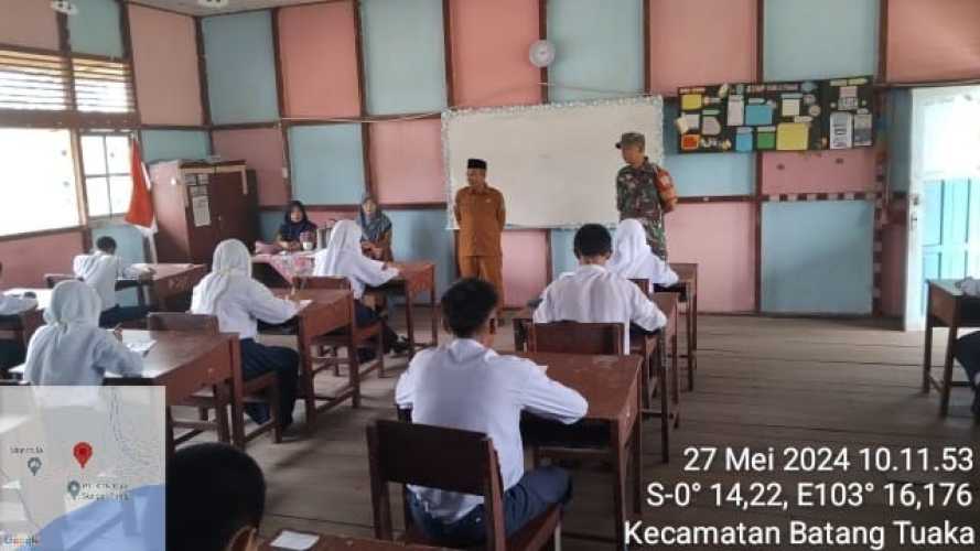 Sertu Januar Efendi Memantau Pelaksanaan Ujian Akhir Kelas