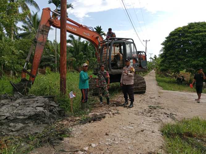 Serda Ronald Manalu dan Babinkamtibmas Pacu Progres Normalisasi Parit di TMMD ke-123 Desa Sialang Panjang