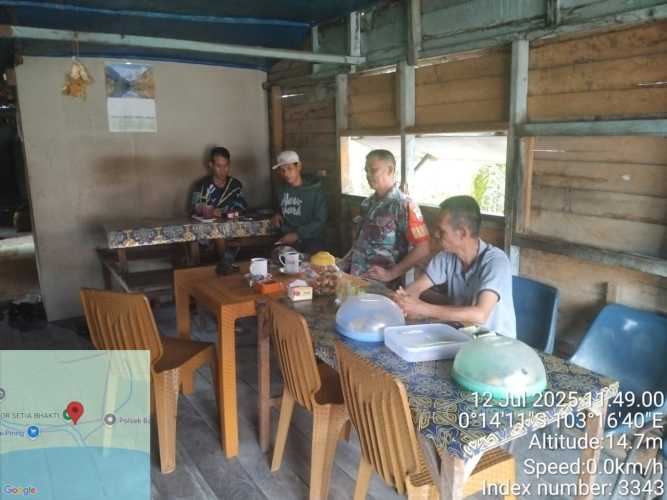 Babinsa Koramil 12/Batang Tuaka  sharing masalah Kamtibmas kewilayahan  dan penanganannya