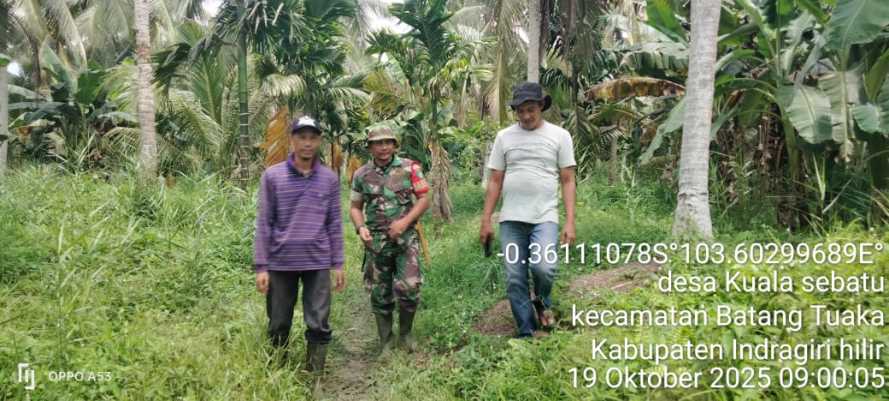 Babinsa Koramil 12/Batang Tuaka Sosialisasikan Tapal Batas Desa Kuala Sebatu kepada Masyarakat
