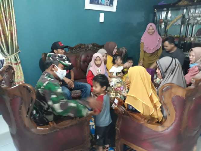 Momen Lebaran, Babinsa Berkunjung ke Rumah Warganya