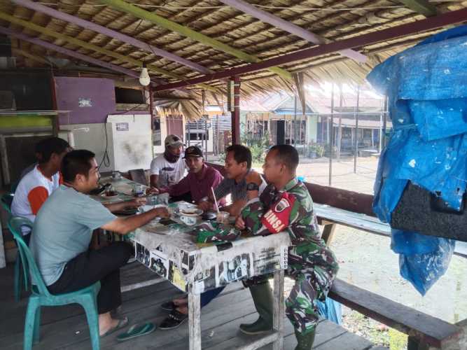 Babinsa Sungai Luar Jaga Ketentraman dalam Bertetangga