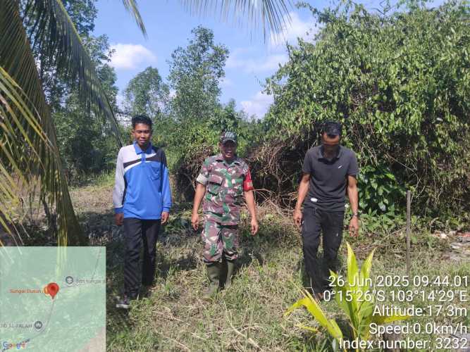 Babinsa Koramil 12/Batang Tuaka  Pantau Lahan Tidur untuk Antisipasi Karhutla
