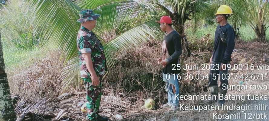 Menuju Lahan Perkebunan, Serda Sukiran Sosialisasi Pencegahan Karhutlah