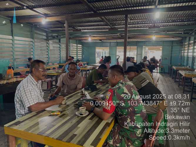 Babinsa Desa Bekawan Tingkatkan Sinergi dengan Pemerintah Desa Melalui Komsos Rutin