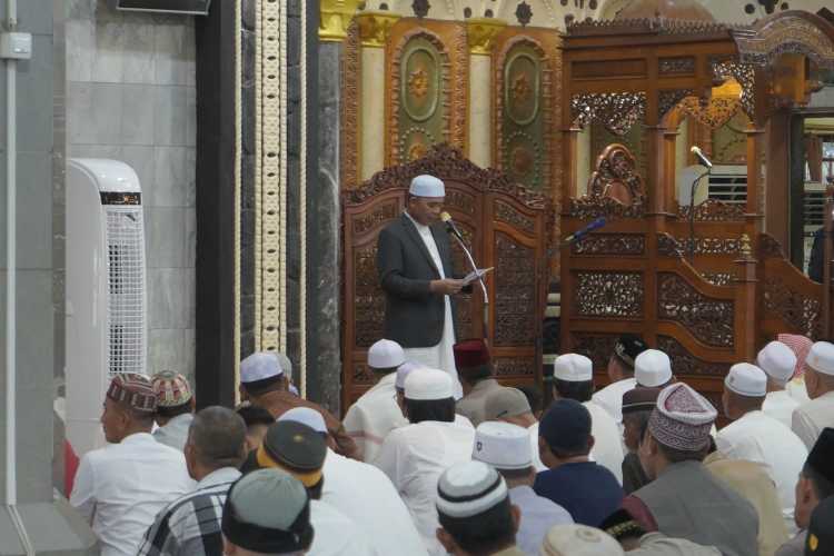 Bersama Ribuan Jemaah, Bupati Indragiri Hilir Herman melaksanakan salat Idul Fitri 1447 Hijriah/2026 Masehi