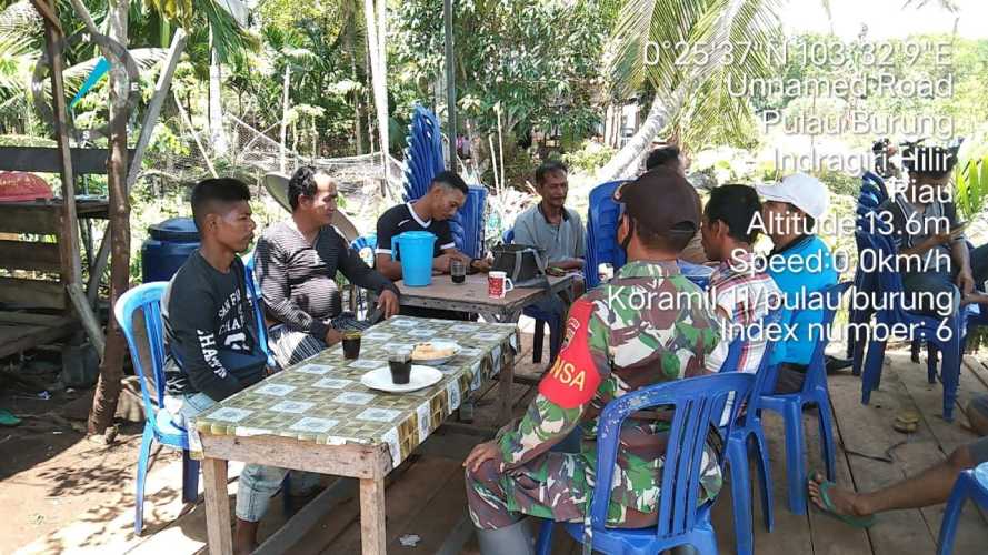 Dengan Jiwa Sosial,Babinsa Bantu Dirikan Tenda Pesta Hajatan Warga