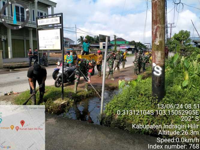 Babinsa Mandah Terjun Langsung Dalam Karya Bakti HUT Kodam