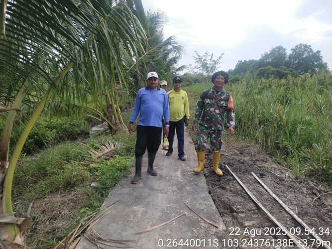 Patroli Rutin Babinsa Koramil 12/Batang Tuaka Tingkatkan Kewaspadaan Karhutla di Wilayah Desa Sungai Dusun