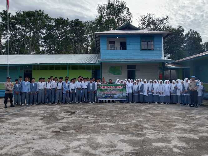 Kapolsek Pelangiran Jadi Pembina Upacara di Madrasah  Aliyah Nurul Wathan, Ajak Pelajar Jadi Pelopor Peduli Lingkungan