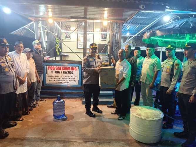 Wakapolres Inhil Pimpin Pengecekan Pos Satkamling dan Serahkan Bantuan, Perkuat Sinergi Polri–Masyarakat