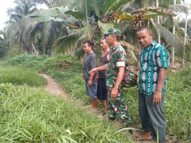 Babinsa Koramil 01/Tembilahan Gelar Patroli Tapal Batas di Desa Sialang Panjang untuk Cegah Karhutla dan Jaga Kamtibmas