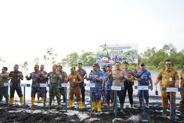 Wakapolda Riau Bersama Danrem 031 WB Pimpin Penanaman Mangrove Nasional Secara Serentak Di Dumai