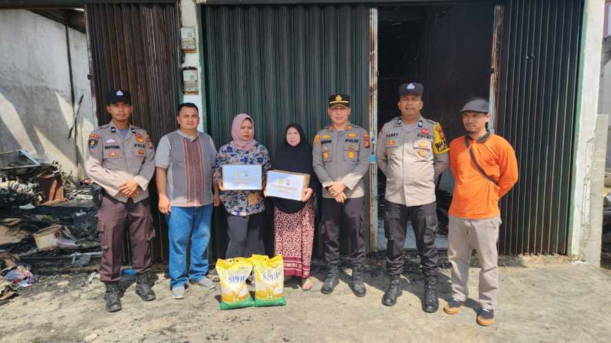 Polsek Kempas bersama Pemdes Sungai Gantang Berikan Bansos kepada Warga korban Musibah Kebakaran Ruko.