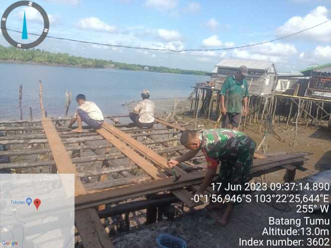 Babinsa Bantu Warga Persiapkan Acara Resepsi