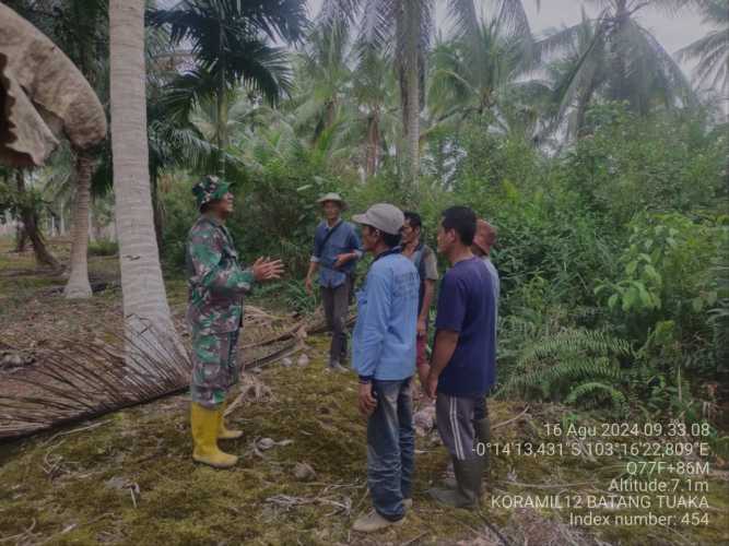 Babinsa Sungai Dusun Pantau Penyebaran Karhutlah