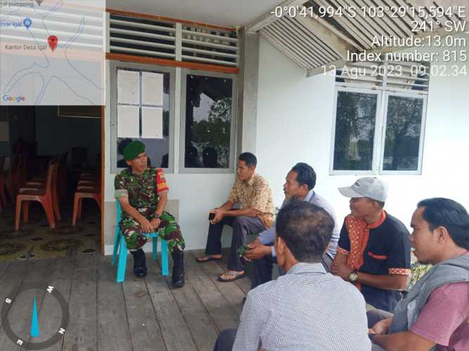 Meriahkan HUT RI  Ke -78,Babinsa Serukan Warganya Menaikkan Bendera Merah Putih