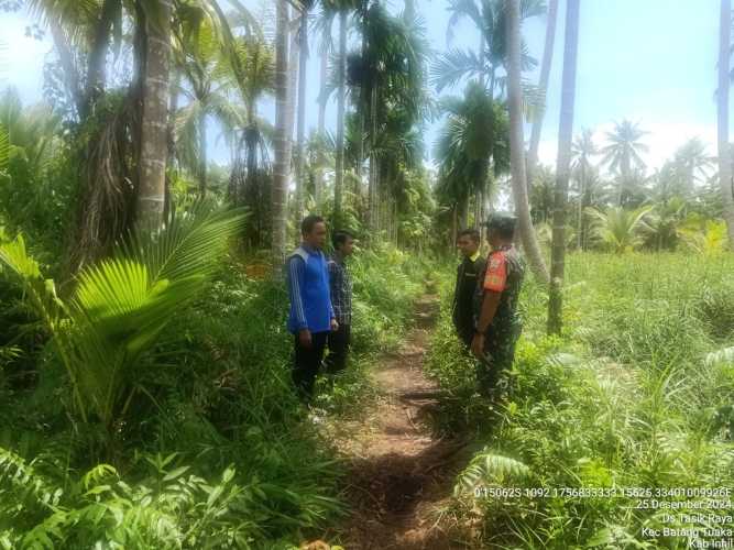 Cegah Karhutla, Babinsa Koramil 12/Batangtuaka Gandeng Masyarakat