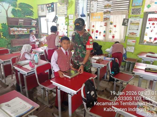 Babinsa Serda Ronal Manalu membantu penyaluran 2.790 porsi Makan Bergizi Gratis (MBG)