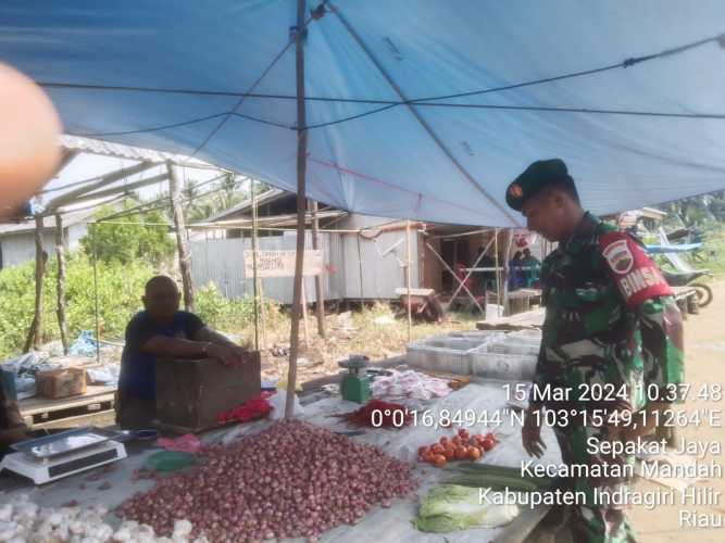 Babinsa Sepakat Jaya Monitoring Pasar Setempat dalam Rangkaian Komsos