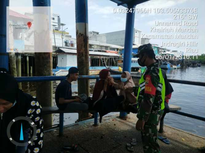 Babinsa Mengatur Jarak Sesuai Aturan Protulokol Kesehatan