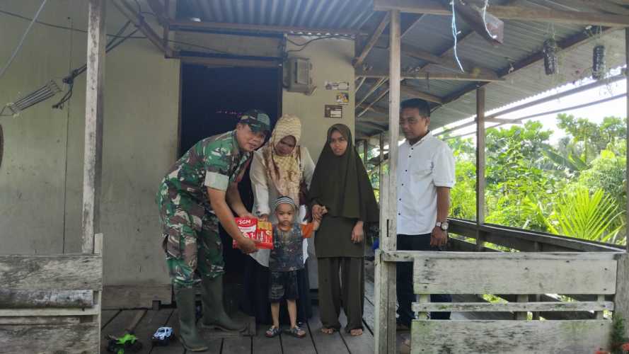 Babinsa Kelurahan Sungai Piring Berikan Bantuan pada Anak Stunting