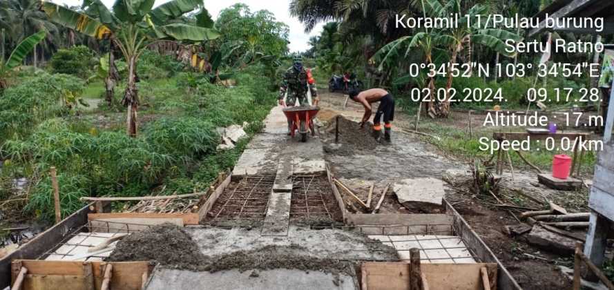 Lancarkan Akses Warga,Babinsa Perbaiki Jembatan Desa