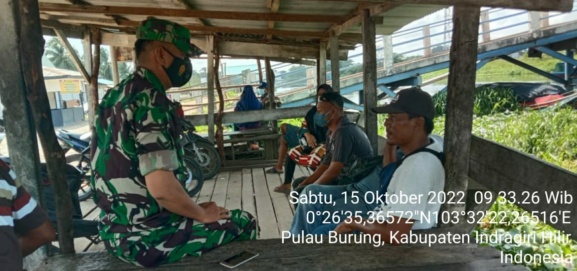 Serda Arlansyah Babinsa Koramil 11/Pulau Burung Tingkatkan Solidaritas antar Warga