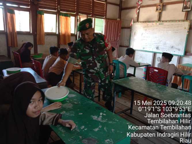 Babinsa Serka Nuryadi Aktif Dampingi Program Makan Bergizi untuk Pelajar di Kecamatan Tembilahan