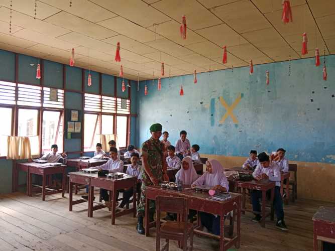 Babinsa Koramil 01/Tembilahan Hulu Dampingi Distribusi 3178 Porsi Makanan Bergizi untuk Siswa
