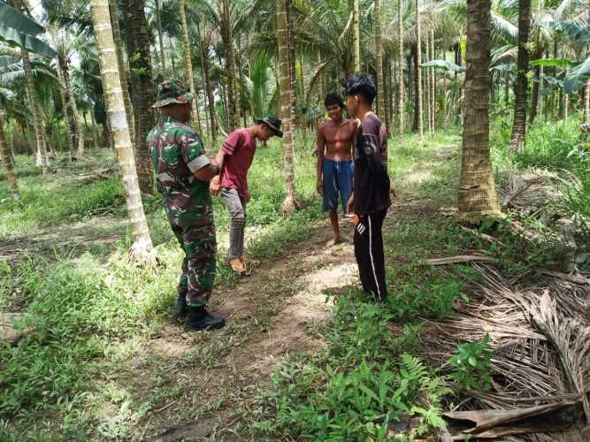 Babinsa Koramil 01/Tembilahan Lakukan Pengawasan Lahan Masyarakat untuk Cegah Karhutla