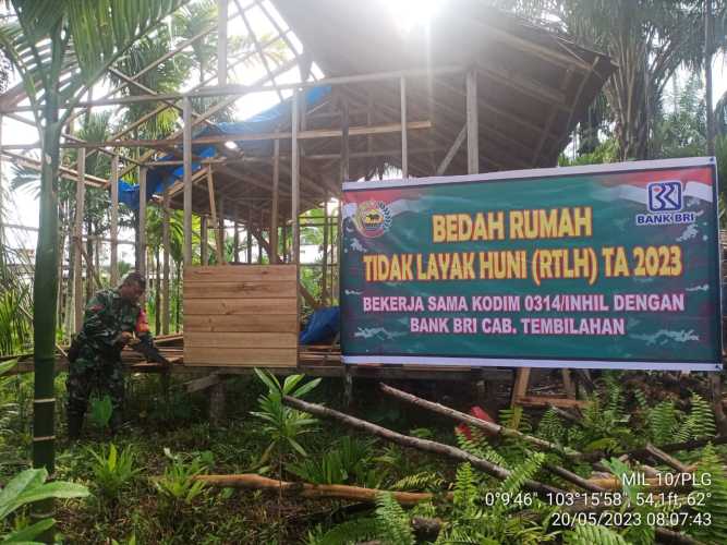 Bersama BRI,Koramil 10/Pelangiran Lakukan Bedah Rumah Tidak Layak Huni