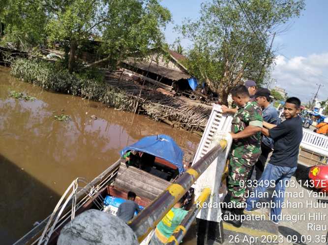 Serda Adri Candra Tertibkan Bongkar Muat Barang