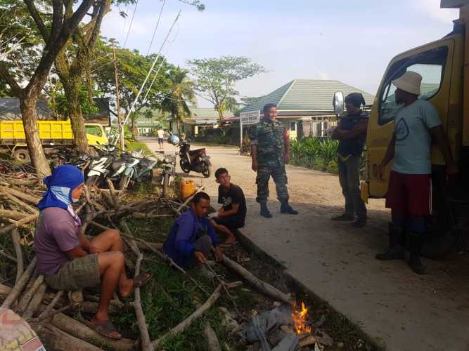 Serda Adri Bersama Buruh Angkut Lakukan Komsos