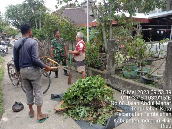 Komandan Pos Koramil 01/Tembilahan Ajak warga lakukan pembersihan lingkungan