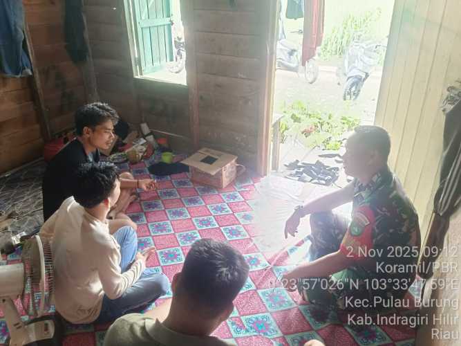 Babinsa Koramil 11/Pulau Burung Ajak Warga Jaga Keamanan dan Kebersihan Lingkungan