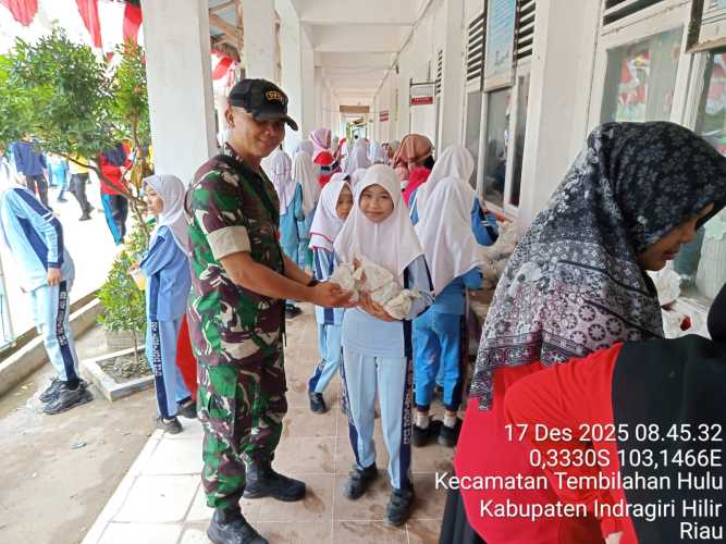 Babinsa Serda Ronal Manalu dalam mendukung pemenuhan nutrisi pelajar melalui Program Makan Bergizi Gratis (MBG