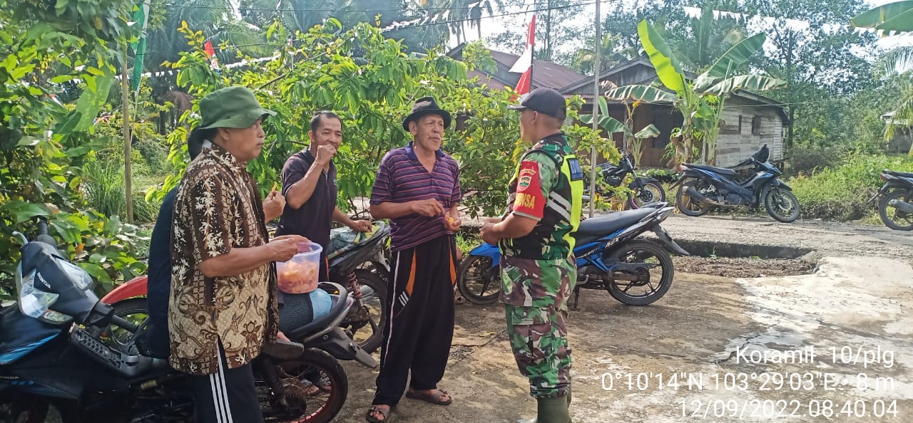 Kopda J.Manurung Babinsa Koramil 10/Pelangiran  Sematkan Protokes di Wilayahnya